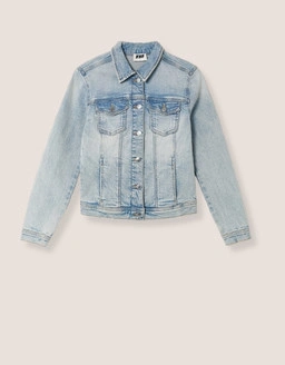Discover Tally Weijl’s jackets, featuring trendy outerwear designed for effortless layering and everyday style.