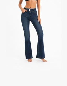 Flare Jeans liegen im Trend mit chicem Style stylischen Outfits Wardrobe Essentials und angesagten Saison Must haves.