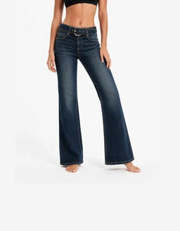 Bootcut Jeans sind zurück mit chicem Style stylischen Outfits Wardrobe Essentials und angesagten Saisontrends.