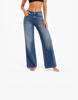 Wide Leg Jeans setzen ein Statement mit chicem Style stylischen Outfits und wichtigen Wardrobe Essentials.