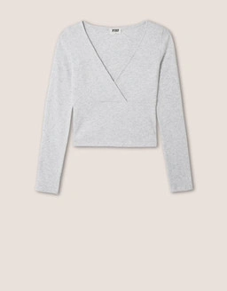 Baue deine Garderobe mit zeitlosen Basics auf Essentials die Komfort einfaches Styling und täglichen Style bieten.