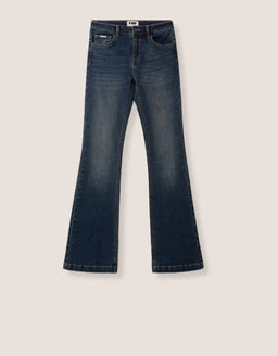 Trova i tuoi jeans perfetti con outfit stilosi, vibrazioni chic e tendenze di stagione.
