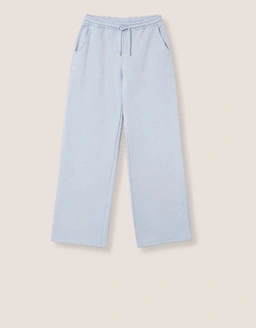 Scopri pantaloni che uniscono vestibilità moderne e stile senza tempo, perfetti per creare outfit quotidiani senza sforzo