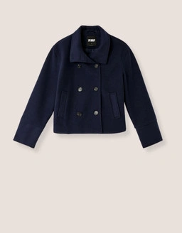 Discover Tally Weijl’s jackets, featuring trendy outerwear designed for effortless layering and everyday style.