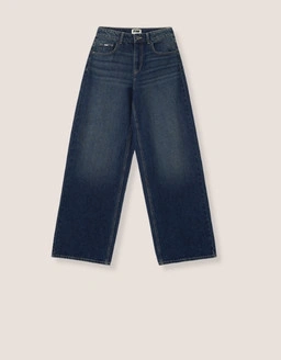 Find your perfect jeans with stylish outfits, chic fashion vibes, and trending seasonal essentials.