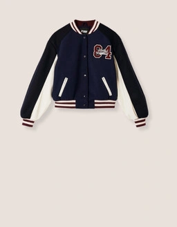 Discover Tally Weijl’s jackets, featuring trendy outerwear designed for effortless layering and everyday style.