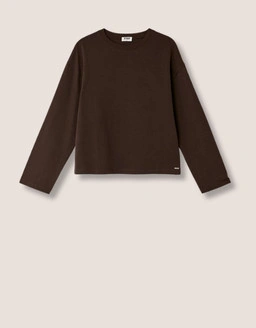 Construis ta garde robe avec des basiques intemporels des pièces essentielles pensées pour le confort et le style au quotidien.
