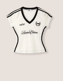 Entdecke Tally Weijl Graphic T Shirts mit auffälligen Prints und Vintage inspirierten Designs, perfekt um deinen Alltagslooks Persönlichkeit und Attitude zu verleihen.