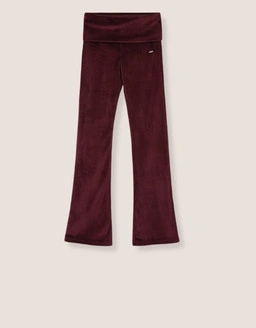 Entdecke Hosen, die moderne Passformen mit zeitlosem Stil verbinden und perfekt für mühelose Alltagslooks sind.