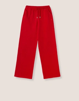 Discover Trousers that combine modern fits and timeless style, perfect for creating effortless everyday outfits.