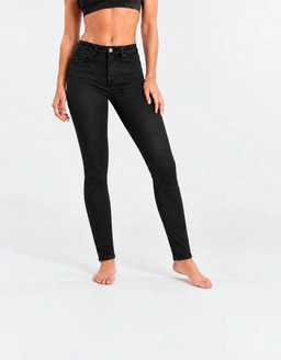 Le jean skinny reste iconique avec mode chic looks stylés essentiels du dressing et tendances de saison.