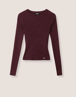Enveloppe toi dans notre nouvelle collection de maille avec textures douces superpositions cosy et pièces intemporelles.