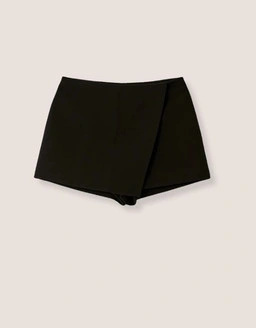 Découvrez des jupes qui allient style féminin et polyvalence, parfaites pour des looks décontractés ou plus habillés.