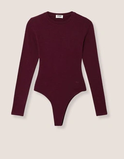 Construis ta garde robe avec des basiques intemporels des pièces essentielles pensées pour le confort et le style au quotidien.