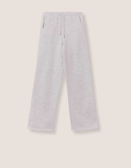Découvre des pantalons qui allient coupes modernes et style intemporel, parfaits pour créer des looks du quotidien sans effort.
