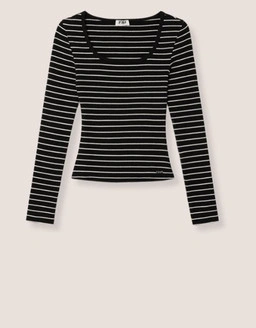 Construis ta garde robe avec des basiques intemporels des pièces essentielles pensées pour le confort et le style au quotidien.