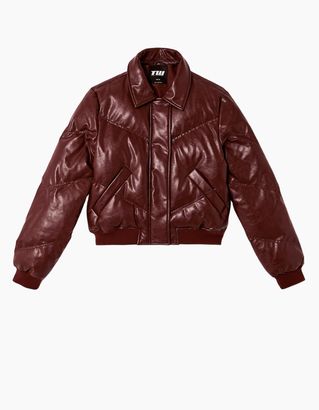 Scopri le nuove giacche, outfit stilosi, vibrazioni chic e tendenze di stagione imperdibili.