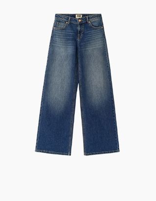 Discover jeans that combine modern fits and timeless style, perfect for creating effortless everyday outfits.