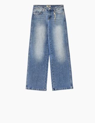 Find your perfect jeans with stylish outfits, chic fashion vibes, and trending seasonal essentials.