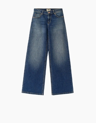 Scopri jeans dalle vestibilità moderne e dallo stile intramontabile, ideali per outfit quotidiani senza sforzo.