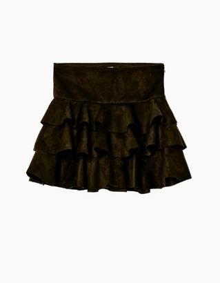 Scopri gonne che uniscono stile femminile e versatilità, ideali per look casual o outfit più curati.