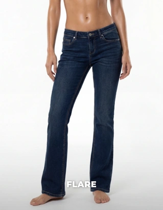 I flare jeans sono di tendenza con vibrazioni chic outfit stilosi essenziali di guardaroba e must have di stagione.