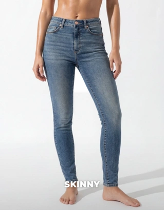 Skinny Jeans bleiben ikonisch mit chicem Style stylischen Outfits Wardrobe Essentials und angesagten Saisontrends.