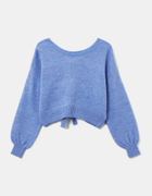 Blauer Pullover mit Knoten hinter