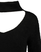 Czarny sweter z wycięciem