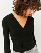Schwarzer Pullover mit V-Ausschnitt