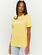 Gelbes Bedrucktes T-Shirt
