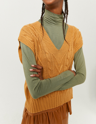 Ärmelloser Pullover auf Zopfstrickmuster mit V-Ausschnitt