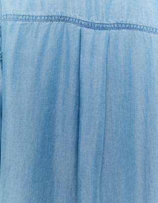 Leichtes Blaues Geknoepftes Hemdkleid
