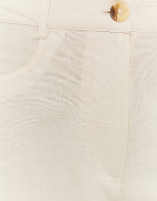 Białe szerokie spodnie z regularnym stanem