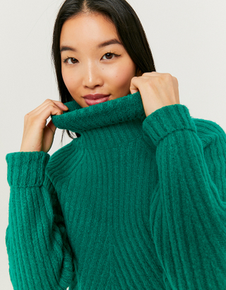 Grüner Pullover mit Rollkragen