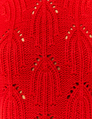 Roter Pullover mit Stehkragen