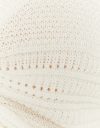 Weißer Pullover mit Knoten