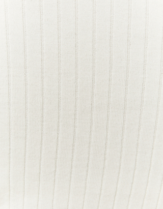Weißer Pullover mit V-Ausschnitt