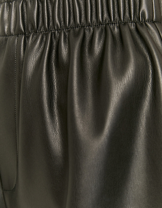 High Waist Paperbag Shorts aus Kunstleder