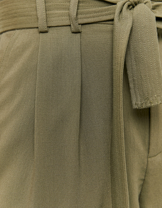 Grüne Leichte Paperbag Shorts