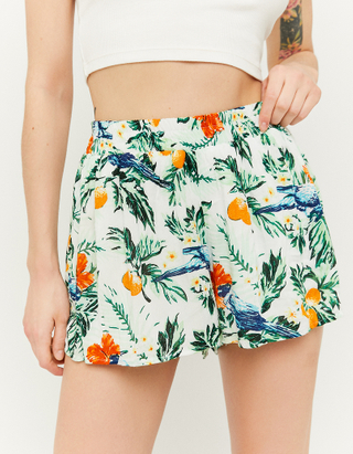 Weiße Shorts mit tropischem Print