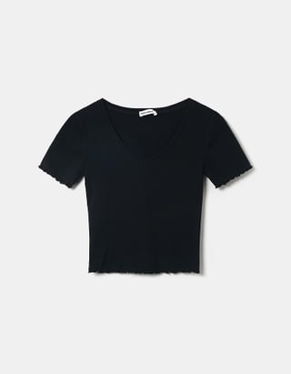 Μαύρο T-shirt με λαιμόκοψη