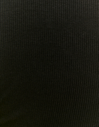 Μαύρο T-shirt με λαιμόκοψη