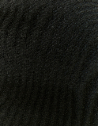 Schwarzes kurzes T-Shirt 