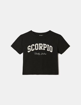 TALLY WEiJL, Czarna koszulka z nadrukiem „Scorpio”. for Women