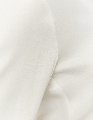 Weißes kurzes geknöpftes Hemd