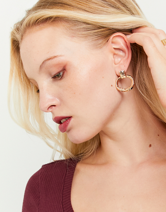 Goldene Creolen mit Textur | TALLY WEiJL