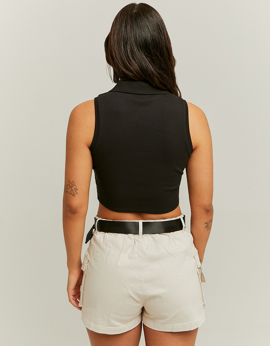 Czarny top z nadrukiem i dekoltem w szpic | TALLY WEiJL