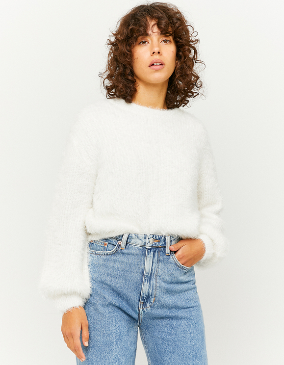 Weißer flauschiger Pullover