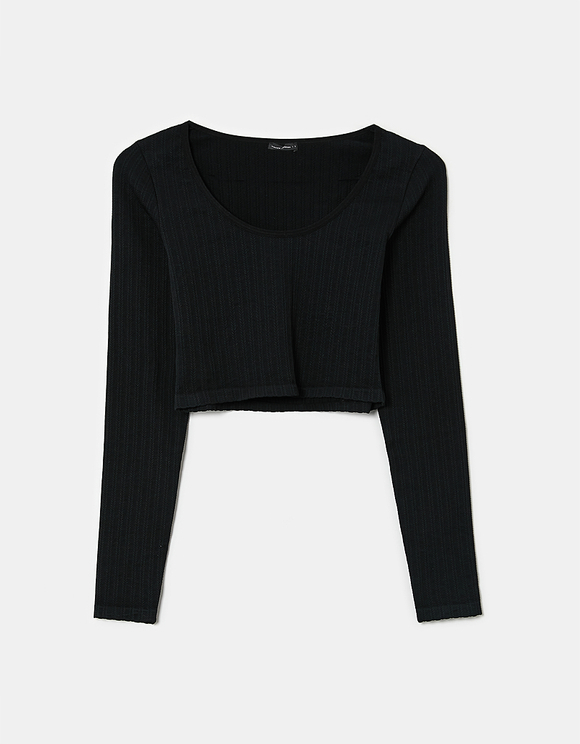 black long sleeve shirt crop